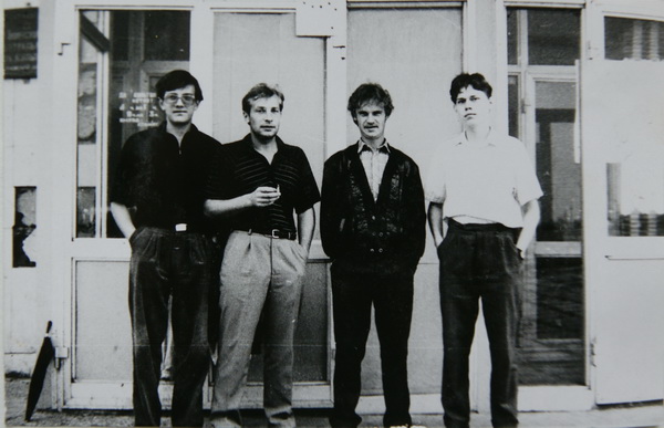 Олег, Эдуард, Николай и Юрий возле Тиинского ДК, 1993 год