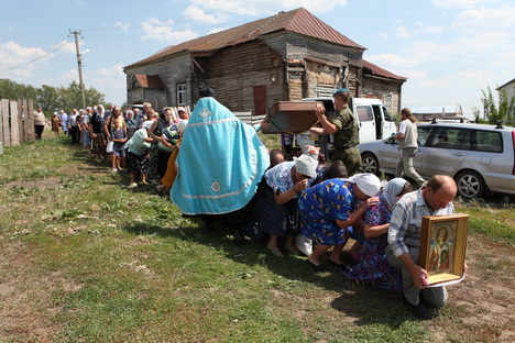 Крестный ход в Тиинске с иконой божьей матери Жадовской 27 июня 2010